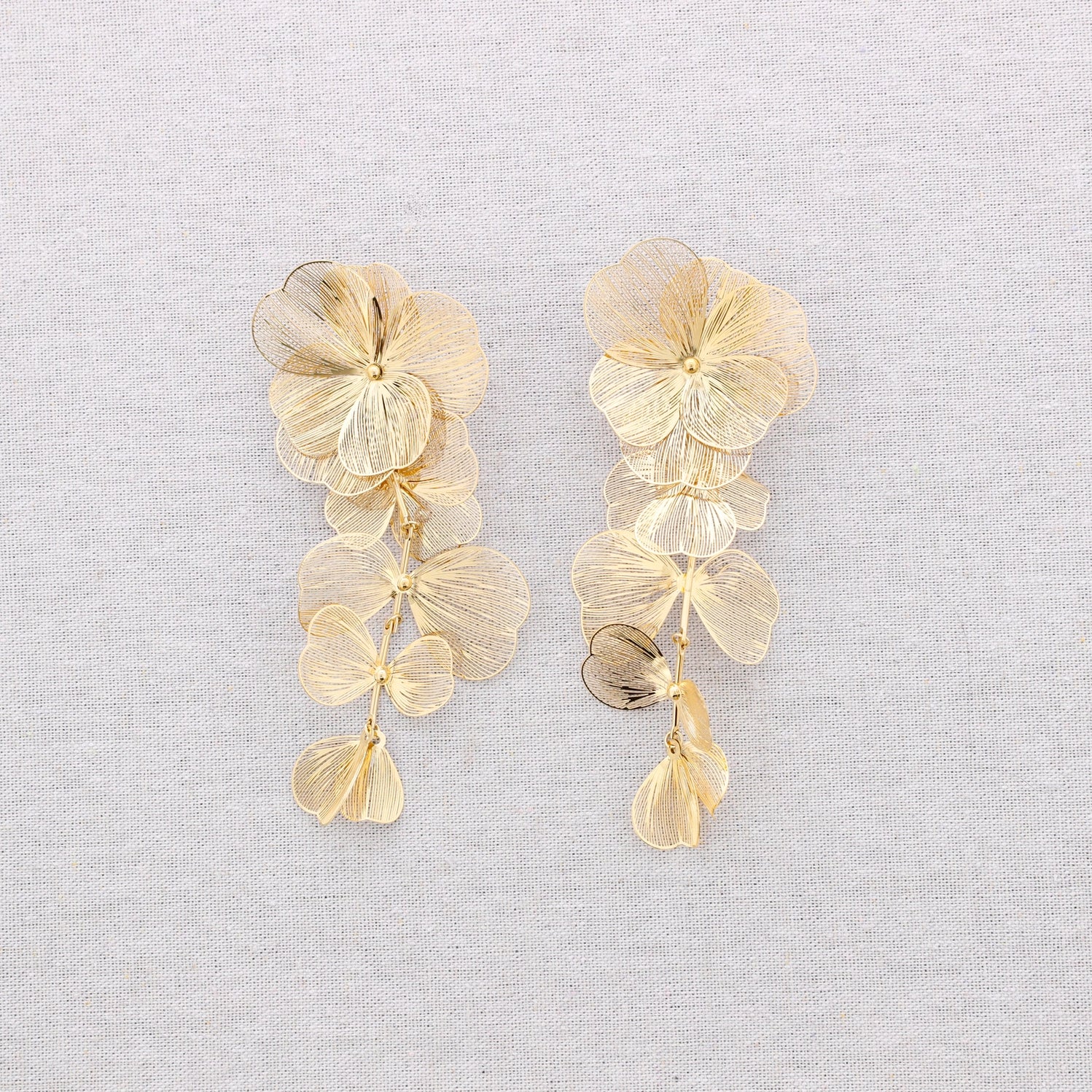 Boucles d'oreilles avec pétales de fleurs dorés