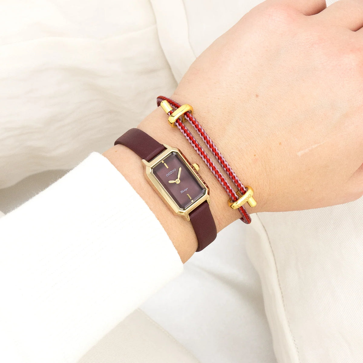 Goudkleurige OOZOO horloge met bordeaux rode leren band