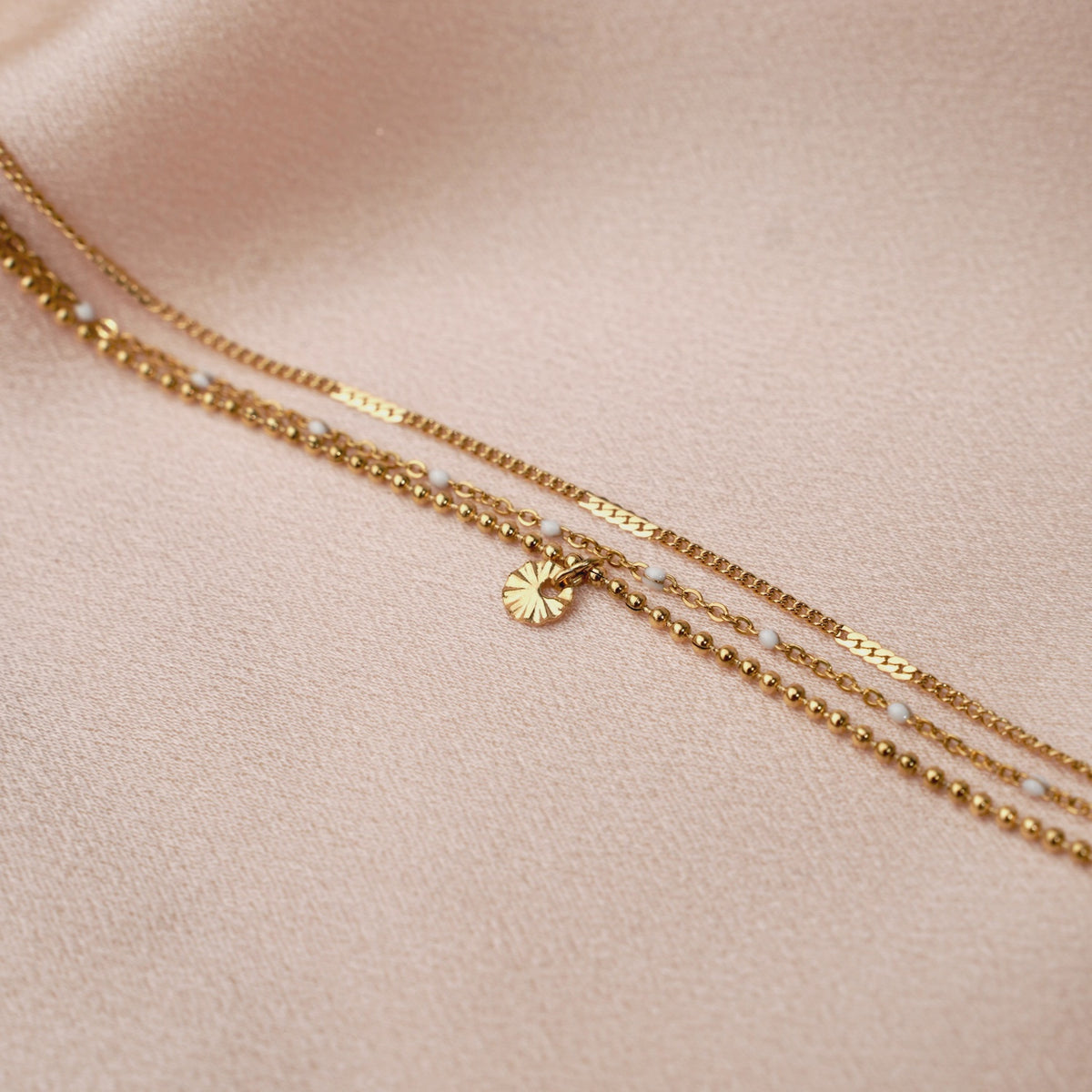 Armband van roestvrij staal met witte stippen