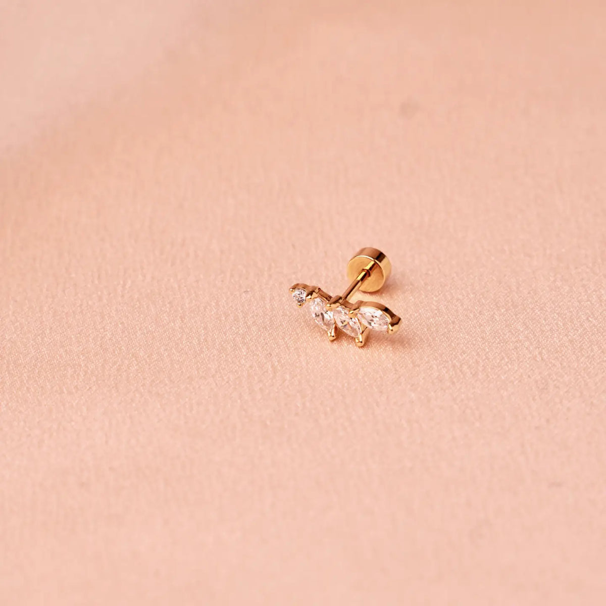 Kleine piercing met zirconia