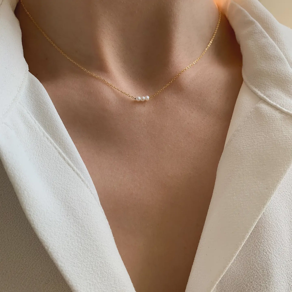 Halsketting met drie kleine witte pareltjes