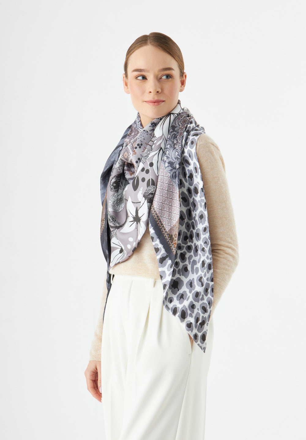 Sjaal Printed Triangle Patched Grey