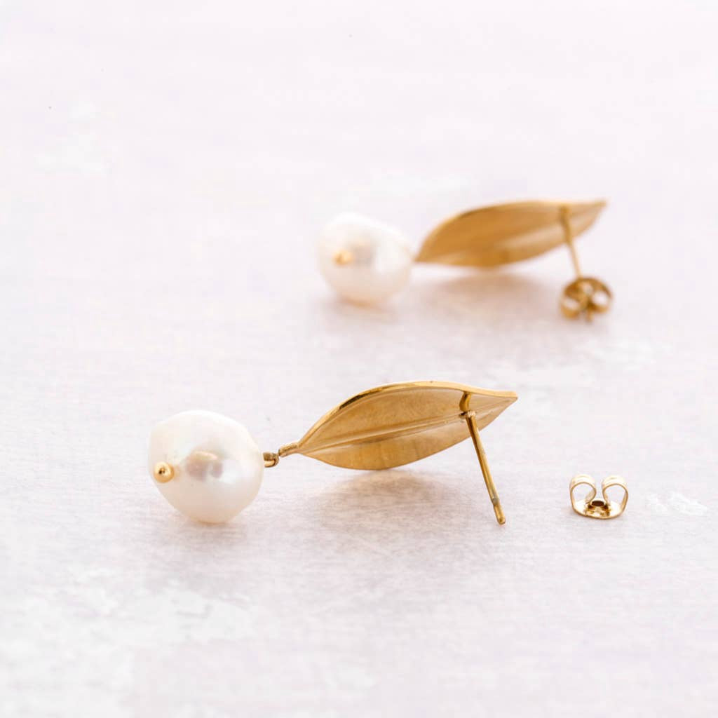 Boucles d'oreilles feuille avec perle blanche - Acier inoxydable