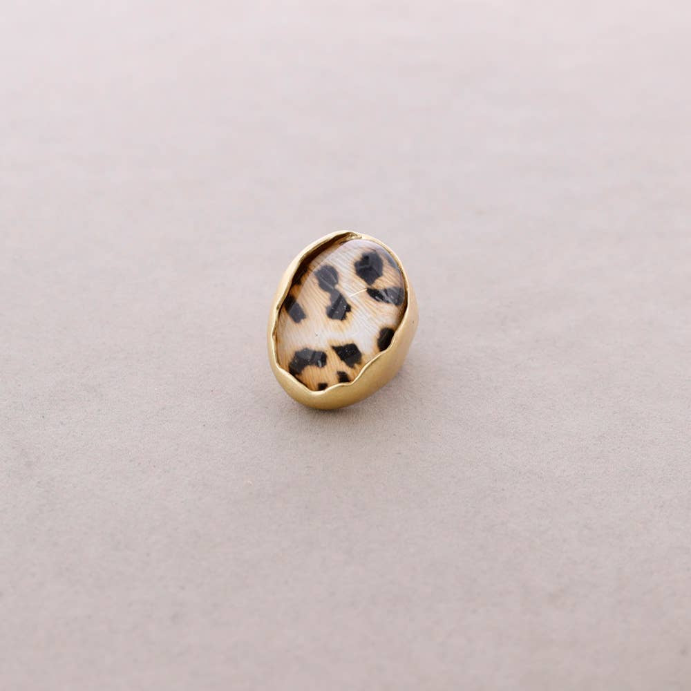 Bague sur élastique avec dessus en résine - Léopard