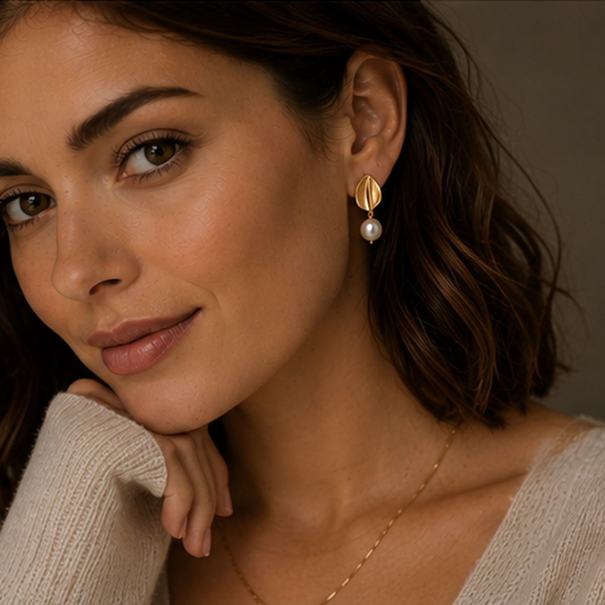 Boucles d'oreilles feuille avec perle blanche - Acier inoxydable