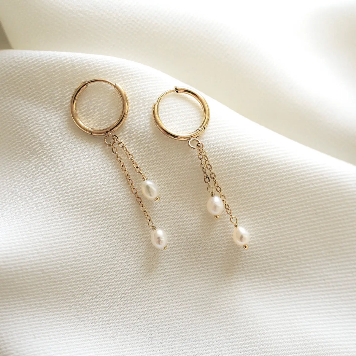 Oorbellen met ketting en pareldruppels