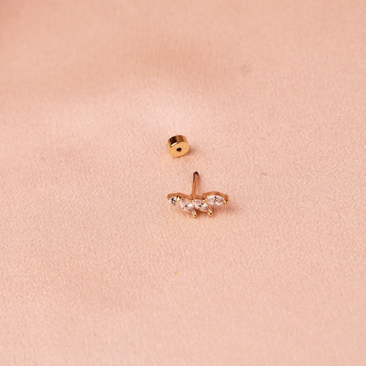 Kleine piercing  met zirconia