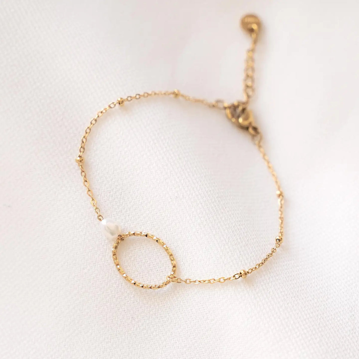 Armband met parelmoer kraal