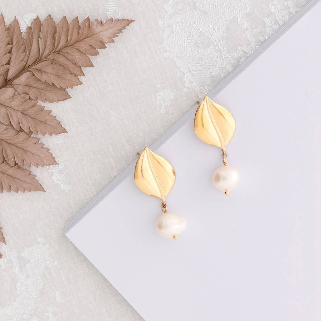 Boucles d'oreilles feuille avec perle blanche - Acier inoxydable