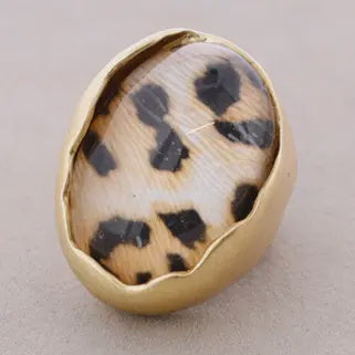 Bague sur élastique avec dessus en résine - Léopard