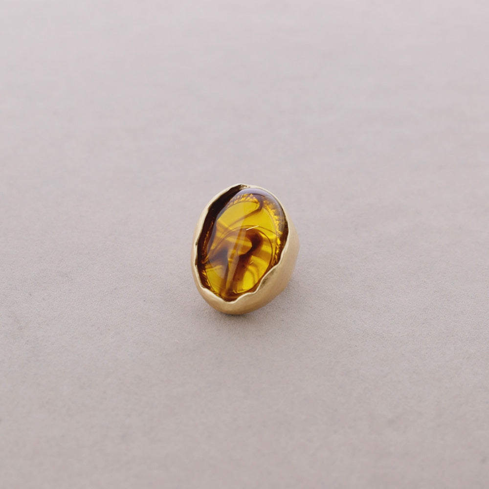 Bague sur élastique avec dessus en résine - Ambre